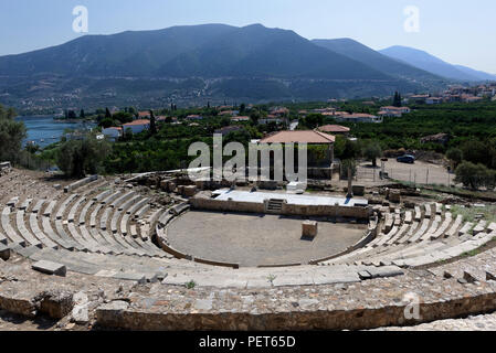 Vista del piccolo teatro antico di Epidauro nel comune di Palaia Epidauro. Peloponneso, Grecia. Ri-scoperta nel 1970 il teatro risale al mi Foto Stock