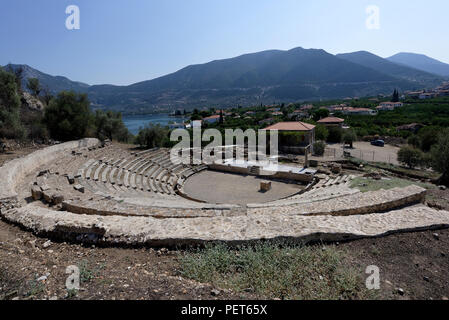 Vista del piccolo teatro antico di Epidauro nel comune di Palaia Epidauro. Peloponneso, Grecia. Ri-scoperta nel 1970 il teatro risale al mi Foto Stock