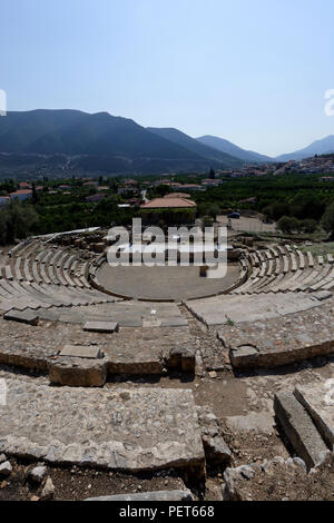 Vista del piccolo teatro antico di Epidauro nel comune di Palaia Epidauro. Peloponneso, Grecia. Ri-scoperta nel 1970 il teatro risale al mi Foto Stock