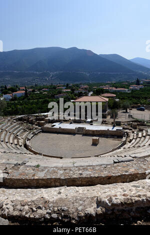 Vista del piccolo teatro antico di Epidauro nel comune di Palaia Epidauro. Peloponneso, Grecia. Ri-scoperta nel 1970 il teatro risale al mi Foto Stock