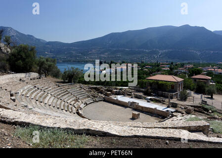 Vista del piccolo teatro antico di Epidauro nel comune di Palaia Epidauro. Peloponneso, Grecia. Ri-scoperta nel 1970 il teatro risale al mi Foto Stock