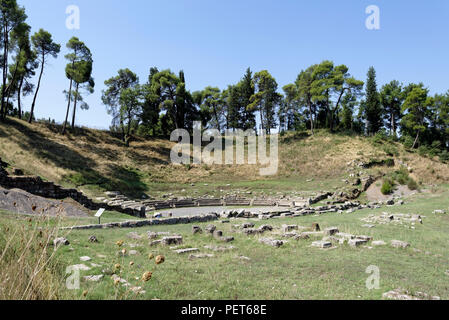 Vista dell'antico teatro greco di Megalopoli, Arcadia, Peloponneso centrale, Grecia. Il teatro risale al 371 A.C. e fu uno dei più grande teatro Foto Stock