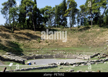 Vista dell'antico teatro greco di Megalopoli, Arcadia, Peloponneso centrale, Grecia. Il teatro risale al 371 A.C. e fu uno dei più grande teatro Foto Stock