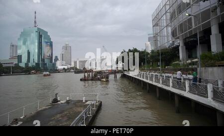 Chao Phraya River, cuore culturale ed economico di Bangkok, Thailandia, vista panoramica del percorso di trasporto dall'area di sviluppo del molo di Klong San Foto Stock