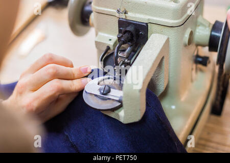 Maschio professionale skinner, pellicciaio utilizzando una speciale macchina cucitrice per la cucitura della pelle pelliccia all'atelier, workshop. Moda e marocchineria concept Foto Stock
