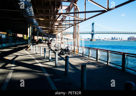 Manhattan Bridge da sotto FDR Drive con ombre profonde, East River, New York City, Stati Uniti d'America Foto Stock