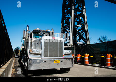 Carrello parcheggiato sotto gli archi di Williamsburg Bridge, East River, New York Foto Stock