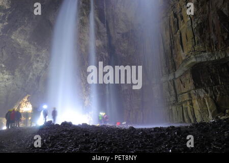 Schiusi verricello Gill soddisfare nel Yorkshire Dales gestito da Craven buca Club che permette di pagare i visitatori di essere winched giù il Regno Unito la più grande grotta naturale. Foto Stock