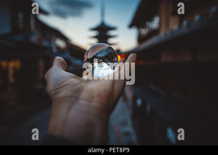 Tempio di Kyoto pagoda per le vie del paese Foto Stock