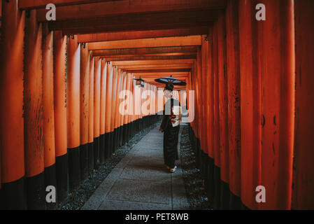 Bella giapponese donna senior a piedi nei Fushimi Inari shrine in Kyoto Foto Stock