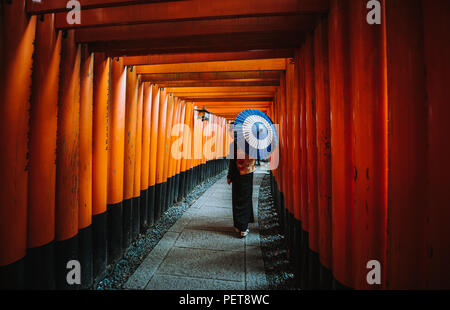 Bella giapponese donna senior a piedi nei Fushimi Inari shrine in Kyoto Foto Stock