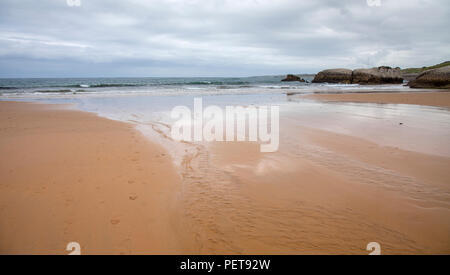 Cantabria, il paesaggio costiero intorno a Isla Virgen de Mar, nuvoloso giorno Foto Stock