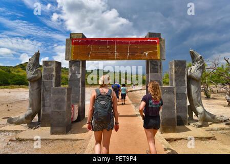 Ingresso del Parco Nazionale di Komodo in Indonesia, habitat del drago selvaggio di Komodo, la più grande specie di lucertola Foto Stock