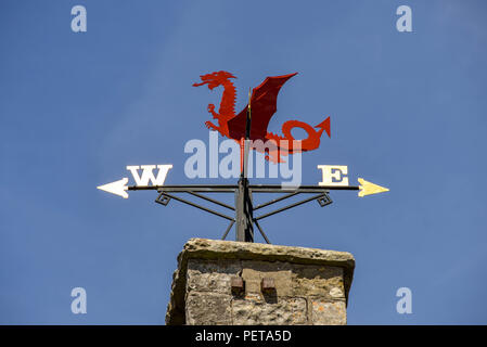 Vista ravvicinata della banderuola sulla sommità del municipio storico in Llantwit Major nel Vale of Glamorgan. Foto Stock