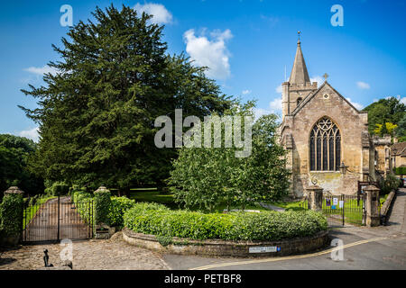 Chiesa della Santa Trinità sul lato del fiume Avon in Bradford on Avon, Wiltshire, Regno Unito il 25 giugno 2013 Foto Stock