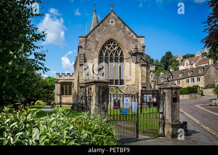 Chiesa della Santa Trinità sul lato del fiume Avon in Bradford on Avon, Wiltshire, Regno Unito il 25 giugno 2013 Foto Stock