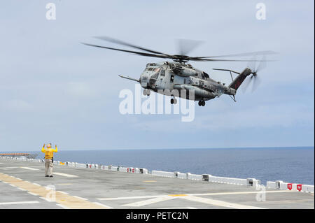 180815-N-PQ745-088 OCEANO PACIFICO (Agosto 15, 2018) Capo di aviazione di Boatswain Mate (movimentazione) Robert Pesce, segnali pilota di un CH-53E Super Stallion assegnato alle Marine elicottero pesante Squadron (HMH) 465, sul ponte di volo di assalto anfibio nave USS Boxer (LHD 4) durante le operazioni di volo. Boxer in corso è di condurre le operazioni di routine nell'Oceano Pacifico orientale. (U.S. Foto della marina da capo la comunicazione di massa specialista Justin L. Webb/rilasciato) Foto Stock