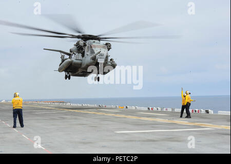 180815-N-PQ745-058 OCEANO PACIFICO (Agosto 15, 2018) di aviazione di Boatswain Mate (manipolazione) Airman Garret Pattison, segnali pilota di un CH-53E Super Stallion assegnato alle Marine elicottero pesante Squadron (HMH) 465, sul ponte di volo di assalto anfibio nave USS Boxer (LHD 4) durante le operazioni di volo. Boxer in corso è di condurre le operazioni di routine nell'Oceano Pacifico orientale. (U.S. Foto della marina da capo la comunicazione di massa specialista Justin L. Webb/rilasciato) Foto Stock