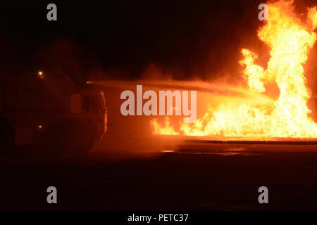 Il Alpena Combat Readiness Training Center Fire Department assiste i vigili del fuoco dalla Ohio National Guard, Tennessee Guardia nazionale, Lettonia, Estonia, e Bulgaria in una notte di masterizzazione di esercizio. I vigili del fuoco hanno lavorato a stretto contatto per ottimizzare le loro competenze durante lo sciopero del Nord 18. Sciopero del nord 18 è una guardia nazionale Bureau-sponsorizzato esercizio che unisce i membri del servizio da parte di molti stati, più rami di servizio e di un certo numero di paesi della coalizione durante le prime tre settimane di agosto 2018 al Camp Temolo manovra comune centro di formazione e il Alpena Combat Readiness T Foto Stock