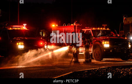 Il Alpena Combat Readiness Training Center Fire Department assiste i vigili del fuoco dalla Ohio National Guard, Tennessee Guardia nazionale, Lettonia, Estonia, e Bulgaria in una notte di masterizzazione di esercizio. I vigili del fuoco hanno lavorato a stretto contatto per ottimizzare le loro competenze durante lo sciopero del Nord 18. Sciopero del nord 18 è una guardia nazionale Bureau-sponsorizzato esercizio che unisce i membri del servizio da parte di molti stati, più rami di servizio e di un certo numero di paesi della coalizione durante le prime tre settimane di agosto 2018 al Camp Temolo manovra comune centro di formazione e il Alpena Combat Readiness Foto Stock