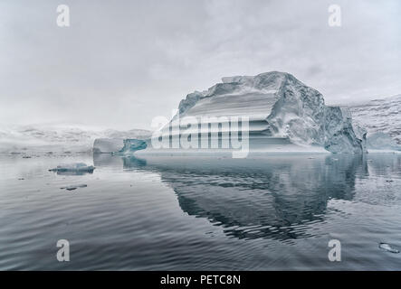 Kangertitivaq, Groenlandia. Enormi iceberg nel fiordo Rødefjord che fa parte dello Scoresby Sund. Der sogenannte Eisbergfriedhof. Foto Stock