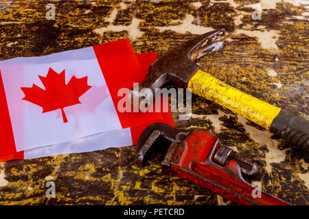 Canada felice Festa del lavoro martello, chiave a sfondo di legno. La giornata del lavoro concetto. bandiera canadese Foto Stock