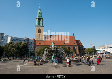 Berlino, Germania - agosto 2018: turistici persone alla Fontana di Nettuno ( Neptunbrunnen) ad Alexanderplatz di Berlino, Germania Foto Stock