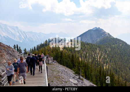 BANFF, Canada - Agosto 1, 2018: i visitatori a piedi la passerella in legno sulla cima della montagna di zolfo tra il vertice di Gondola e Sanson's Peak per una panorami Foto Stock