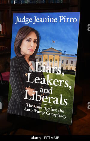 Eric Trump e la moglie Lara frequentare giudice Jeannine Pirro il libro firma in NYC dotate: poster dove: Manhattan, New York, Stati Uniti quando: 16 lug 2018 Credit: Rob ricco/WENN.com Foto Stock