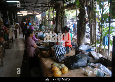 Mercato di frutta e verdura in Prawirotaman distretto di Yogyakarta, Java, Indonesia. Foto Stock