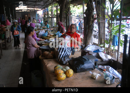 Mercato di frutta e verdura in Prawirotaman distretto di Yogyakarta, Java, Indonesia. Foto Stock