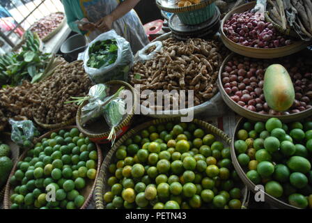 Mercato di frutta e verdura in Prawirotaman distretto di Yogyakarta, Java, Indonesia. Foto Stock