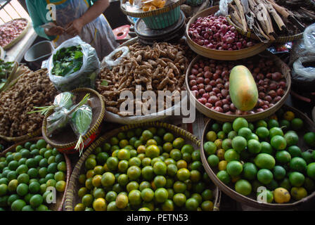 Mercato di frutta e verdura in Prawirotaman distretto di Yogyakarta, Java, Indonesia. Foto Stock