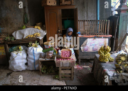 Mercato di frutta e verdura in Prawirotaman distretto di Yogyakarta, Java, Indonesia. Foto Stock