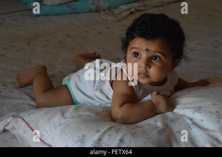 Bambino del mondo di espressioni di risate buffonate e giocosità Foto Stock