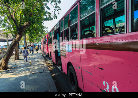 Bangkok, Tailandia - 2 Marzo 2017: Rosa linea autobus numero 8, punto di partenza del memorial bridge (Saphan Phut) a terra felice, Minburi. Nummber Bus 8 Foto Stock