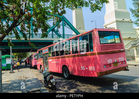 Bangkok, Tailandia - 2 Marzo 2017: Rosa linea autobus numero 8, punto di partenza del memorial bridge (Saphan Phut) a terra felice, Minburi. Nummber Bus 8 Foto Stock
