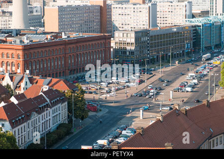 Antenna della città , il traffico urbano concetto - sulle vetture di incrocio nel centro di Berlino Foto Stock