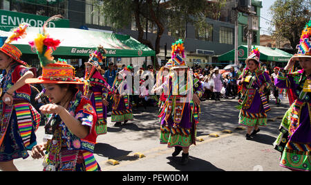 Anniversario di Arequipa parata tenutasi il 15 agosto, il suo un evento tutto il giorno a partire nelle prime ore del mattino svoltasi a ave independancia in Arequipa Foto Stock