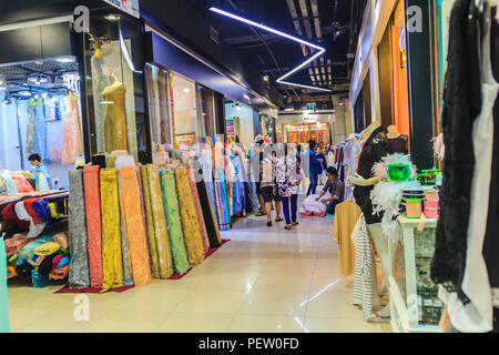 Bangkok, Tailandia - 2 Marzo 2017: Unidentified tourist shopping per il tessuto e i panni per la vendita in Cina World shopping mall at Wangburapa, Bangko Foto Stock