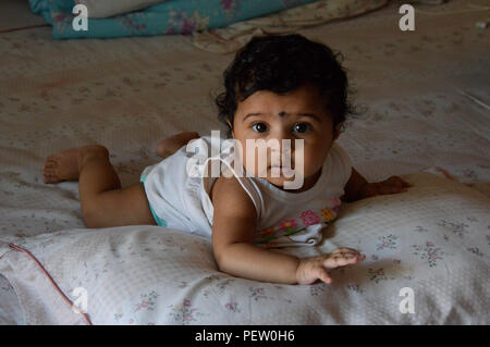 Bambino del mondo di espressioni di risate buffonate e giocosità Foto Stock