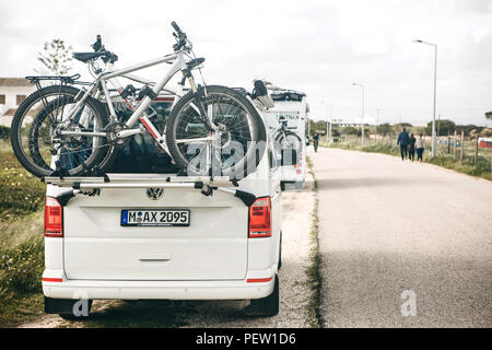 Il Portogallo, Lagos, 12 Aprile 2018: Close-up. Un auto per viaggiare con le biciclette è parcheggiato al lato della strada. Il riposo attivo e viaggi in famiglia. Foto Stock