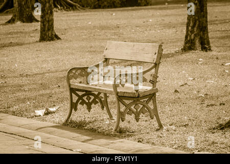 Una sedia solitario nel parco è in attesa di qualcuno. Abstract lonely panca in legno nel parco. Foto Stock