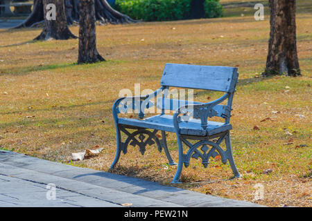 Una sedia solitario nel parco è in attesa di qualcuno. Abstract lonely panca in legno nel parco. Foto Stock