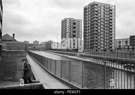 Consiglio immobiliare 1970 UK. Regents Canal si affaccia sulla De Beauvoir Estate, Haggerston East London. Blocchi torre di nuova costruzione. 1978 HOMER SYKES Foto Stock