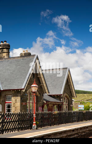 Regno Unito, Cumbria, Dentdale, Cowgill, ammaccature sulla stazione di stabilirsi a Carlisle linea ferroviaria, privatamente posseduto affitto vacanze proprietà Foto Stock