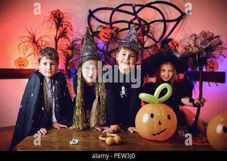 Un gruppo di bambini in costumi su una vacanza di Halloween Foto Stock