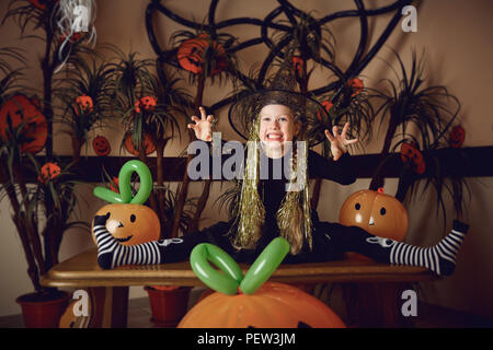 Bambina in costume da nonna. La vera famiglia si diverte mentre usi i  costumi della storia del cappellino rosso di Halloween Foto stock - Alamy