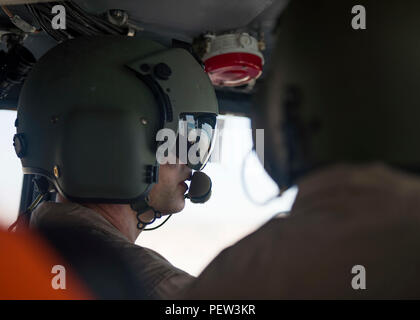 160127-N-YL073-153 Golfo di Oman (GEN. 27, 2016) Operazioni Specialist 1a classe Mark McDonough, da Newport News, Virginia, guarda dall'interno della cabina di pilotaggio di un Landing Craft Air Cushion (LCAC) assegnato all assalto unità artigianali (ACU) 4 attaccato all'assalto anfibio nave USS Kearsarge (LHD 3). Kearsarge è l'ammiraglia per il Kearsarge Amphibious Ready Group (ARG) e, con l'avviato 26 Marine Expeditionary Unit (MEU), è distribuito come supporto di le operazioni di sicurezza marittima e di teatro la cooperazione in materia di sicurezza gli sforzi negli Stati Uniti Quinta Flotta area di operazioni. (U.S. Foto di Marina di Massa Communicat Foto Stock