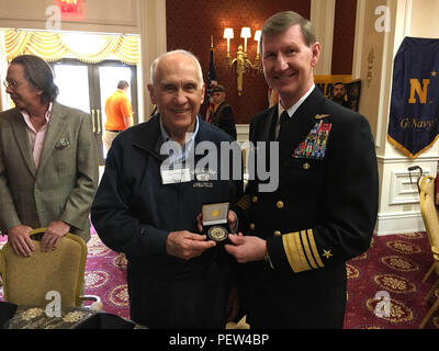 160131-N-ZZ999-009 CORAL GABLES, Fla. (GEN. 31, 2016) DEGLI STATI UNITI Accademia navale Sovrintendente Vice Adm. Ted Carter presenta il USNA anniversario moneta a Pete Williams, DA PARTE DEGLI STATI UNITI Accademia navale di classe 1949, durante un brunch celebra il settantesimo anniversario del 1946 Army-Navy gioco. Williams è stata la stella della marina di team che quasi sconvolgere il numero uno nella classifica dell esercito. (U.S. Foto di Marina dalla Cmdr. John Schofield/rilasciato) Foto Stock